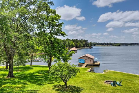 Frankston Vacation Rental | 5BR | 3BA | Step-Free Access | 3,200 Sq Ft
