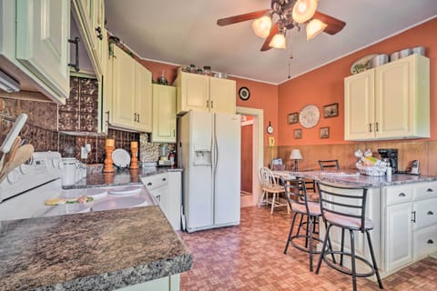 Kitchen | Cooking Basics | Coffee Maker | Paper Towels/Trash Bags Provided