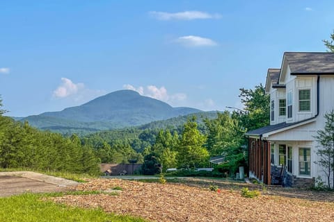 Helen Vacation Rental | 3BR | 2.5BA | Step-Free Access | 1,800 Sq Ft