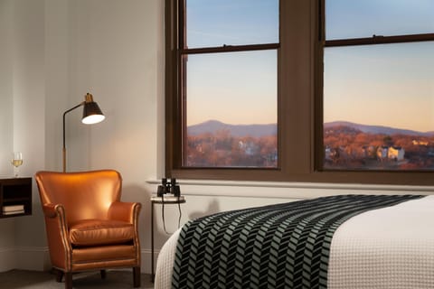 The Liberty Trust Delux King Guestroom Bedroom 3 17