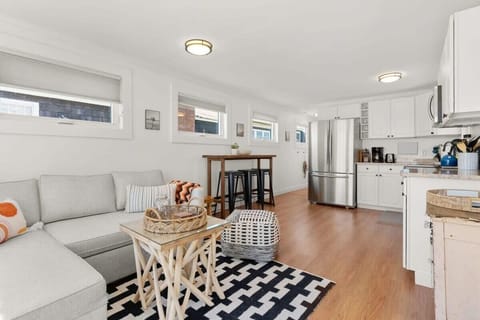 Open living room and kitchen, views of the ocean, strong WiFi, Smart TV, sleeper sofa and fully equipped kitchen