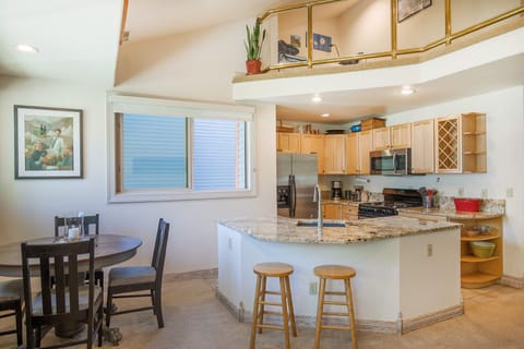 Full Kitchen with breakfast bar