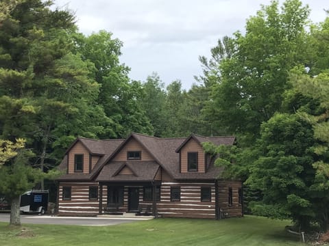 front of cabin with porch and seating

