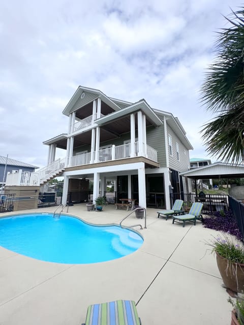 Large pool that can be heated for additional fee.  