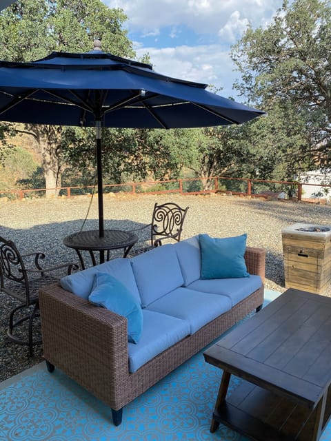 Relax on the front yard patio  with a view of the mountains and Lake isabella .