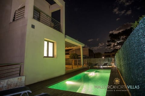 Villa Mediterranean with private illuminated pool, furnished terrace and modern design, ideal for relaxing summer nights in Mallorca.
