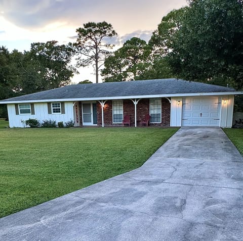 Welcome to your "Tropical Getaway" Dog Friendly. Enjoy this safe and serene home