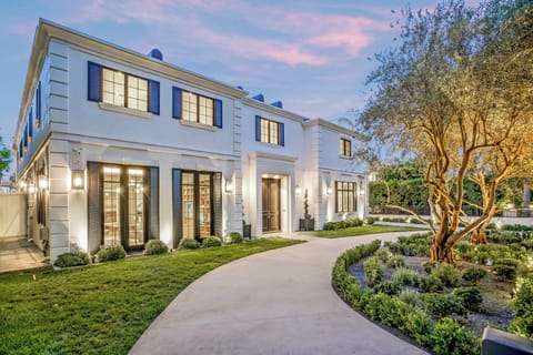 Villa Colette By LuxJB. Hotel-Level Service. Steps from Rodeo Drive.