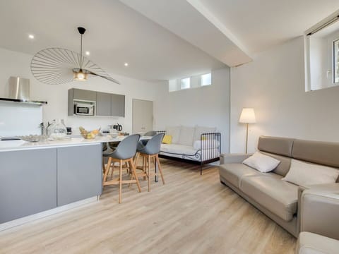 Table, Furniture, Building, Window, Couch, Wood, Lighting, Interior Design, Comfort, Chair