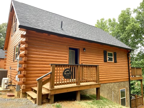 Entry deck to the cabin
