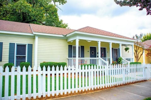 You'll love this cute little cottage community!