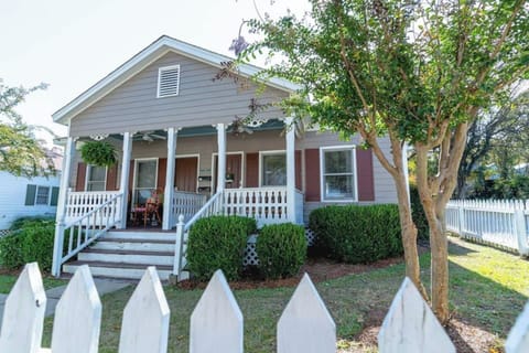 You'll love this cute little cottage community!