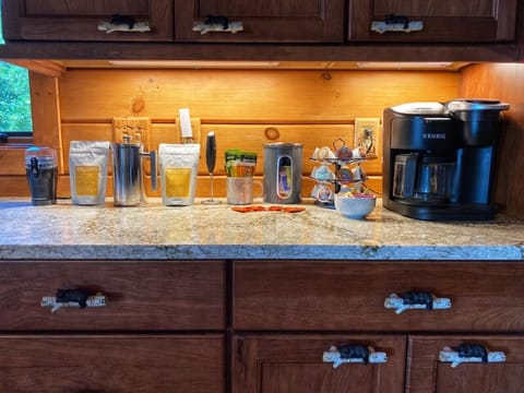 Enjoy our gourmet coffee station with tea, grinder, French press, whip, etc.! 