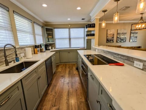 Full kitchen with plenty of counter space.