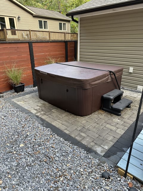 Hot tub (6 person) 