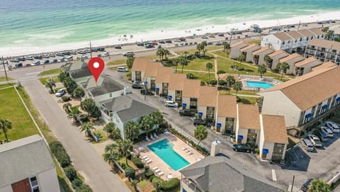 Welcome to FLAMINGO DESTIN...Just steps away from beautiful Miramar Beach