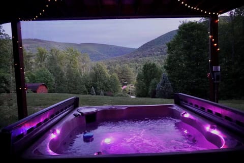 Hot tub at Dusk | Surrounding Mountain View