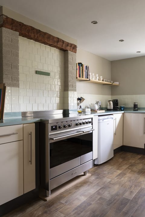 Pirnie Cottage - the modern kitchen with large oven