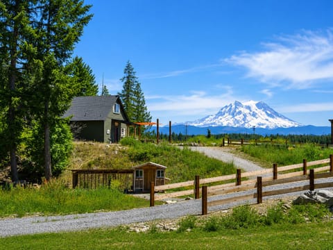 Welcome to Tahoma Ridge Cottage — where rustic charm meets cozy comfort! ✨ Your peaceful mountain getaway begins here.
