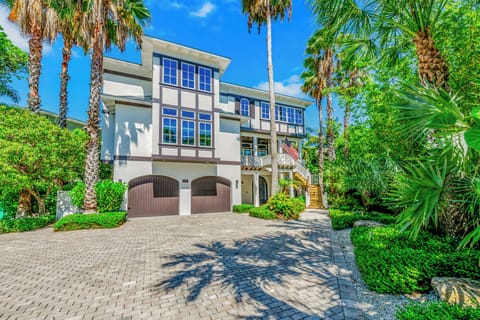 Coastal Couture by AMI Locals