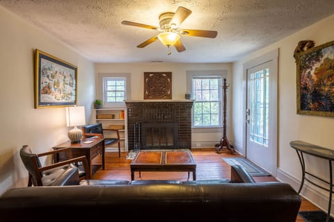 Sitting room (fireplace not functional