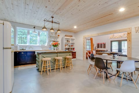 63" farm style table seats 8 with kitchen island seating 3 more!