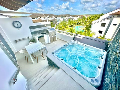 5 people private jacuzzi