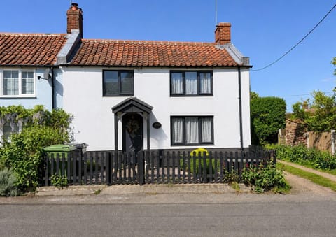 Discover the North Norfolk coast with a stay in this beautiful cottage located in the quaint village of Ingham. Autumn Cottage sleeps 6 and is the perfect base for a Norfolk retreat.