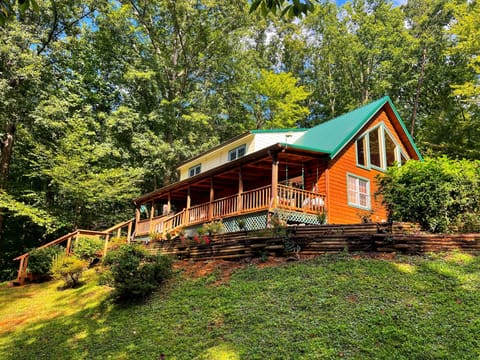 Mystical Mountain Lodge 3 Bed 2 Bath
Hot Tub Fireplace & Mountain Views