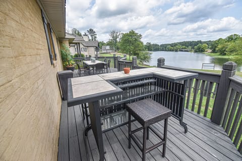 Welcome to this spacious, family-friendly lakeside home on Lake Tuscaloosa!