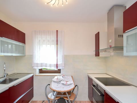 Sink, Kitchen Sink, Cabinetry, Property, Countertop, Tap, Interior Design, Lighting, Wood, Plumbing Fixture