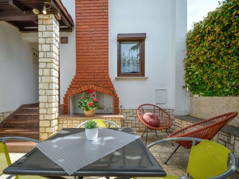 Table, Furniture, Plant, Property, Building, Flowerpot, Tableware, Chair, Flower, Wood