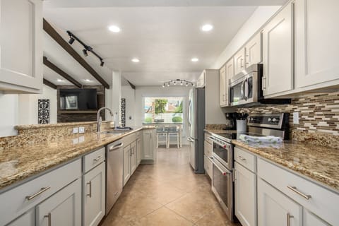 well-appointed kitchen w/ SS appliances
