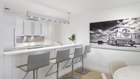 Full Kitchen with Dining Table