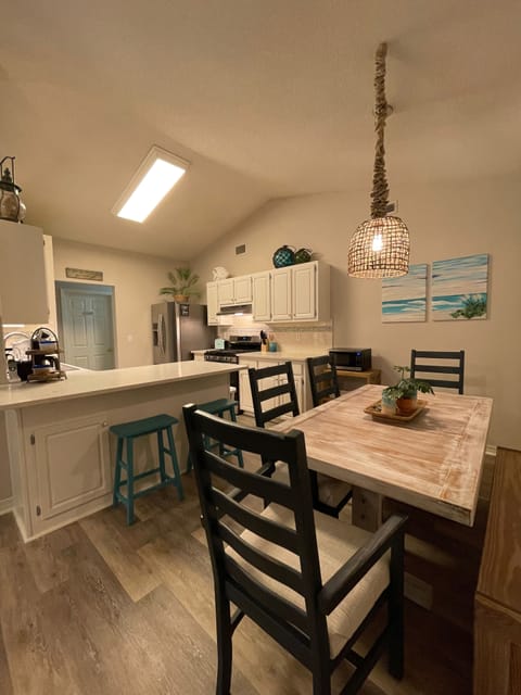 Kitchen and Breakfast