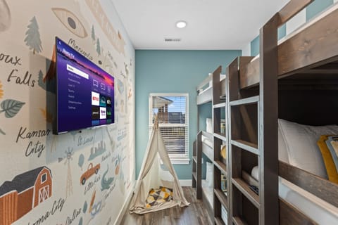 Bunk room fun! 🎮 Sleeps 6 and steps away from the game room—ideal for kids or teens.