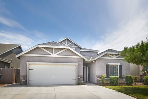 Spacious and lovely home- Exterior