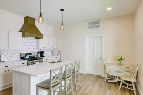Kitchen | Breakfast Bar | Crockpot | Dishwasher