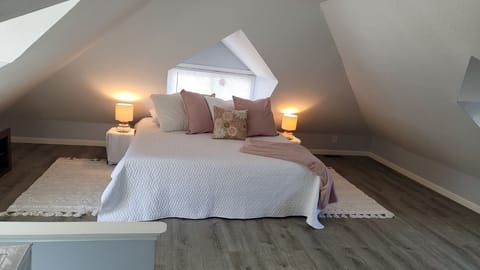 New KING bed in cozy cape cod