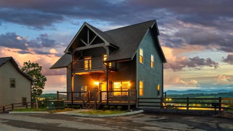 Explore the magical beauty of twilight in the beautiful Smokys. A perfect place to relax and admire nature's wonders.