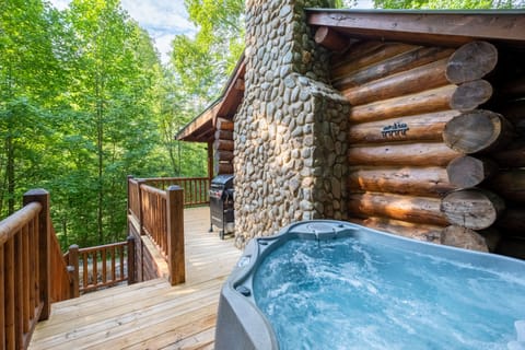 Private hot tub on deck. Always drained, cleaned, & refilled after every guest. 
