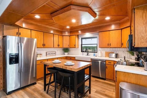 The fully stocked,accessible kitchen will have you taking notes for your own!