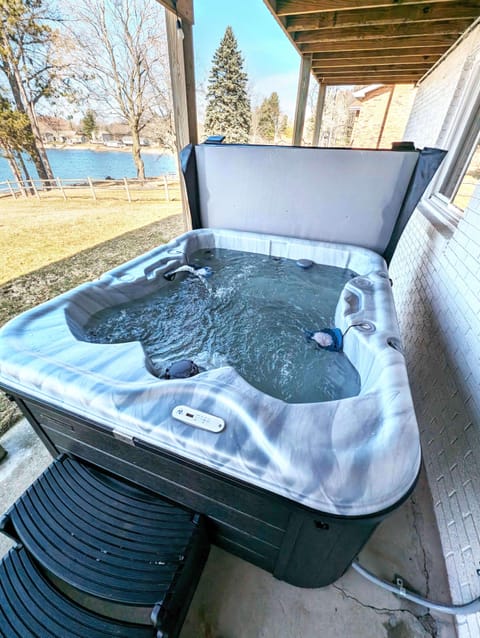 Hot tub for 6