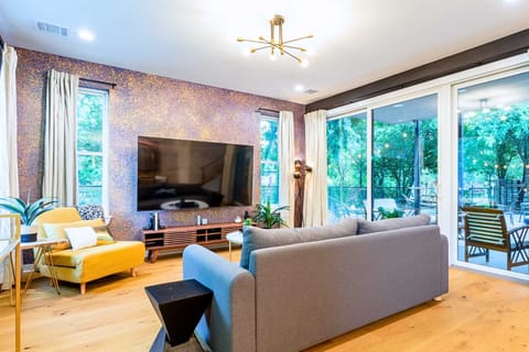 Spacious Living Area With Natural Light Smart-Tv And Outdoor Views