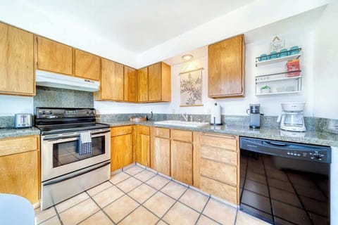 Stove, dishwasher, coffee amenities