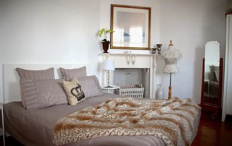 Main bedroom. Two large wardrobes and work desk also available in this room. 