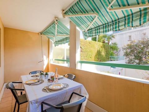 Table, Furniture, Property, Tableware, Chair, Shade, Lighting, Building, Decoration, Interior Design