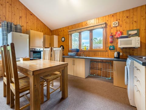 Table, Property, Cabinetry, Window, Chair, Wood, Interior Design, Picture Frame, Desk, Flooring