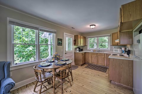 Dining Area | Dishware & Flatware Provided