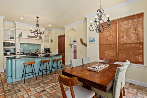 Dining Area to Kitchen